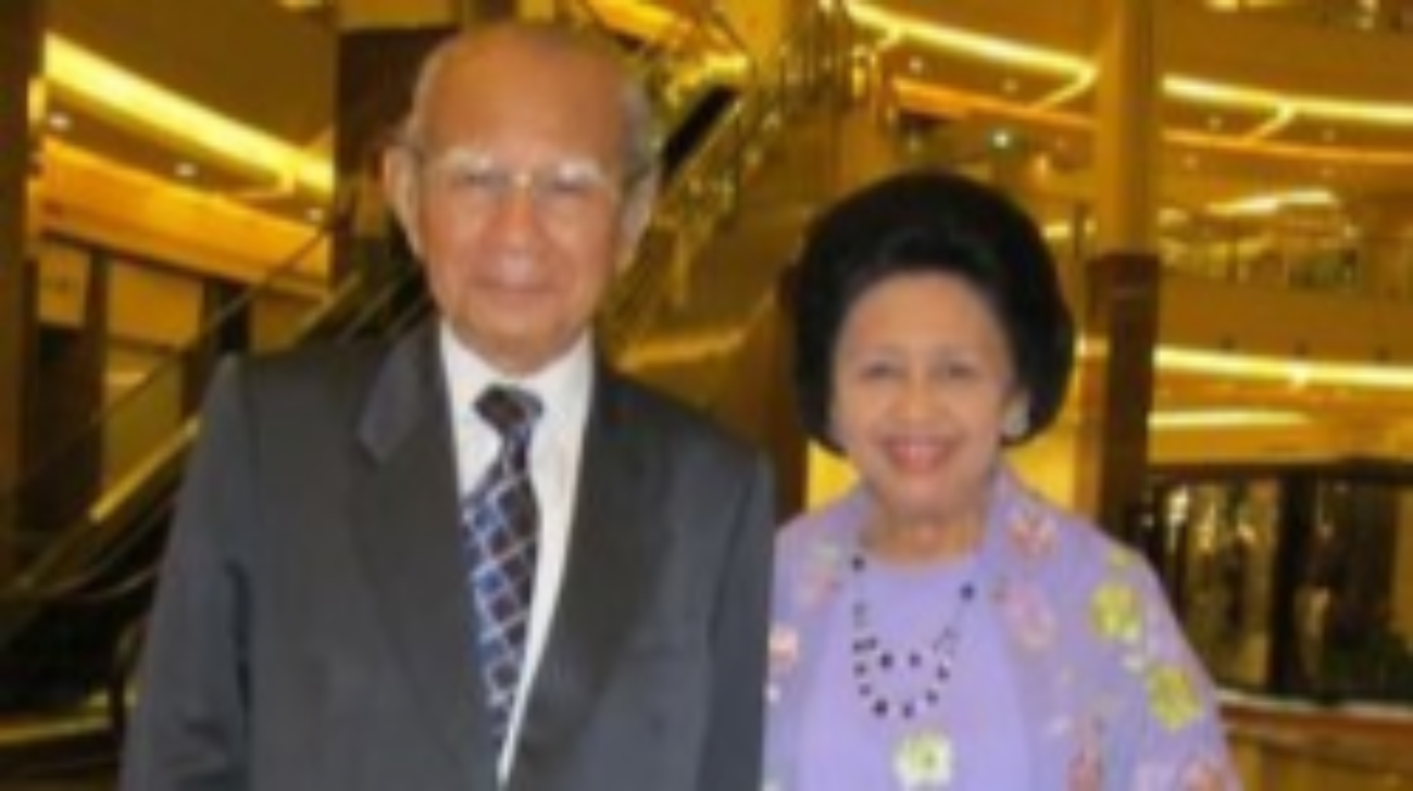 Emil Salim bersama istri Roosminnie Roza. (Foto: Swa)