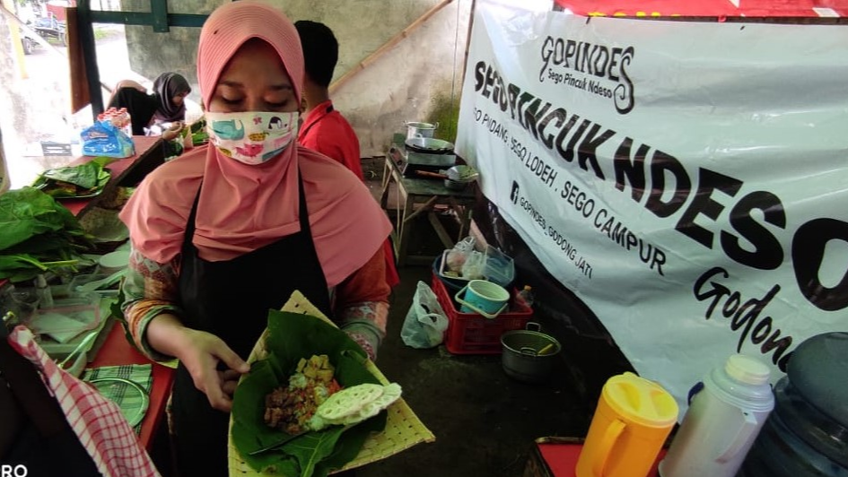 Januarista menyajikan kulinernya dengan daun jati. (Foto: Fendy/Ngopibareng.id)