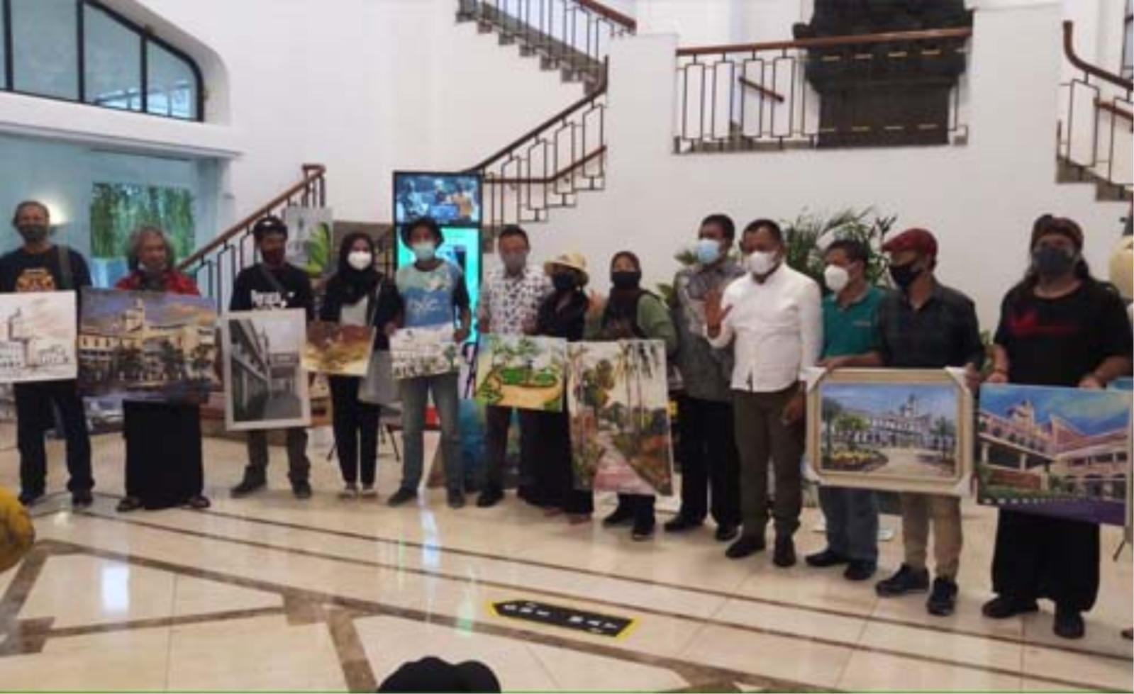 Para pelukis yang karyanya terpilih, foto bersama Sekdaprov Jatim, Heru Tjahjono (baju putih nomor empat dari kanan), pada acara vaksinasi pelukis dan OTS  di Kantor Pemprov Jatim Jalan Pahlawan, Surabaya, Sabtu siang. (Foto:Must Genthong)