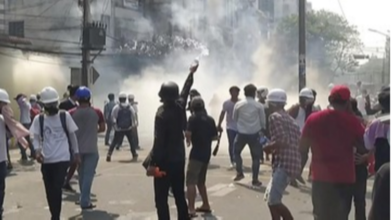 Suasana aksi demo antikudeta militer terus berlangsung di Myanmar. (Foto: afp)