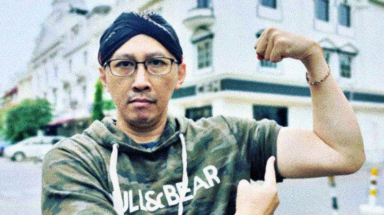 Permadi Arya atau akrab disapa Abu Janda biasa tampil dengan ciri khas blankonnya. (Foto: Instagram)