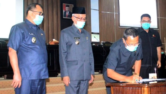 DPRD Bondowoso tetapkan 6 raperda jadi perda baru. (Foto: Guido Saphan/Ngopibareng.id)