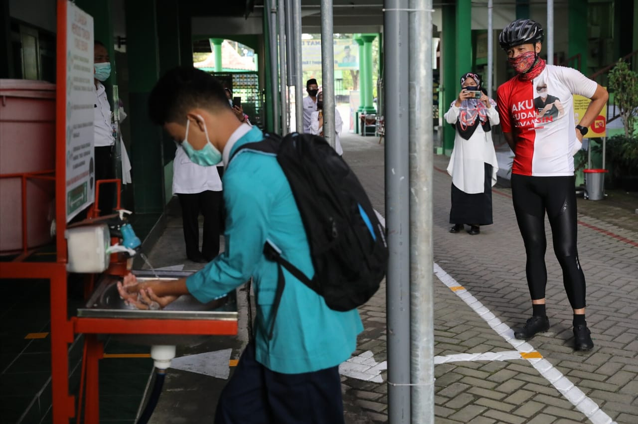 Gubernur Jawa Tengah Ganjar Pranowo melakukan sidak ujicoba Pembelajaran Tatap Muka (PTM) di MAN 1 Kota Semarang. (Foto: Istimewa)