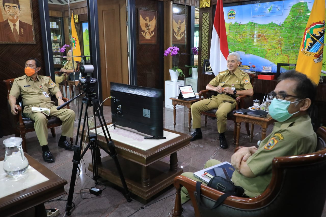 Gubernur Ganjar hadiri rapat koordinasi melalui video conference terkait pelaksanaan vaksinasi COVID-19 yang dipimpin Menteri Kesehatan Budi Gunadi Sadikin. (Foto: Prov Jateng)