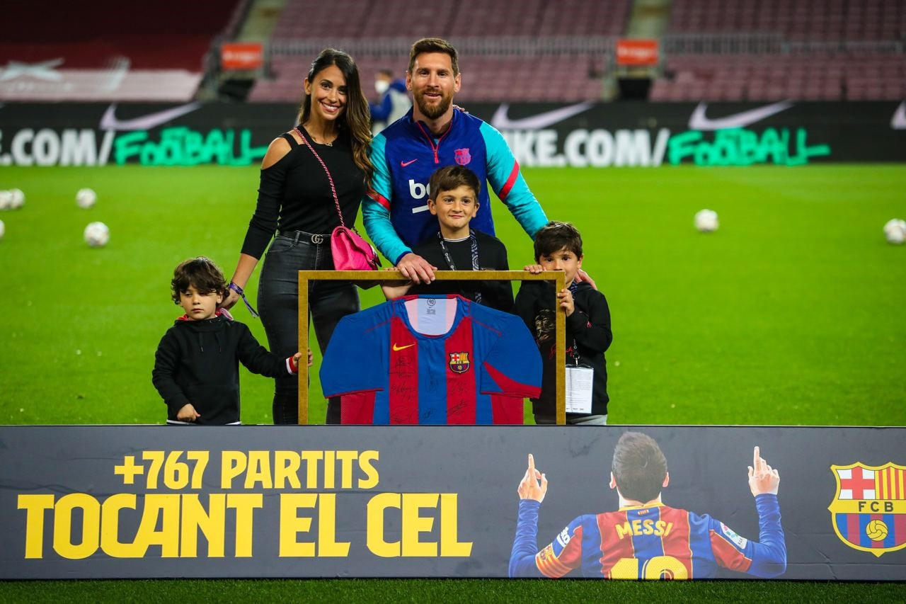 Lionel Messi bersama istri dan anak-anaknya saat menerima penghargaan dari klub sebagai pemain dengan penampilan terbanyak sepanjang sejarah Barcelona. (Foto: Twitter/@FCBarcelona)