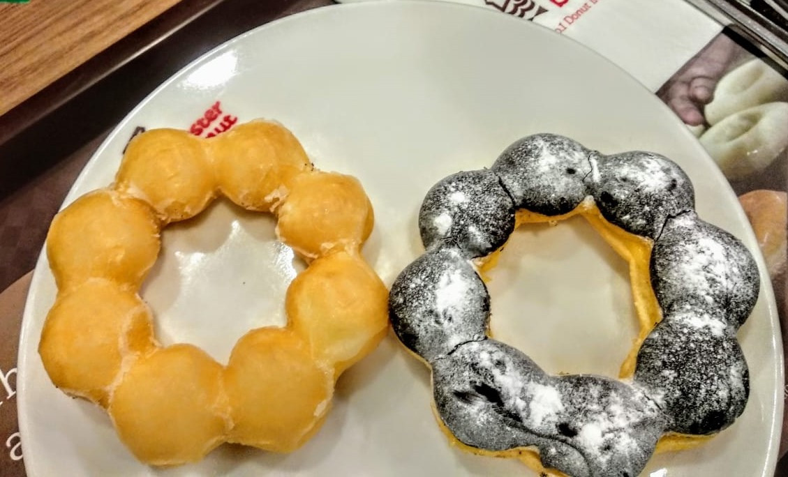 Mochido Honey (kiri) dan Mochido Eclair (kanan) yang menjadi menu favorit di stan Mister Donut lantai tiga Ciputra World Surabaya (Foto: M. Rizqi/Ngopibareng.id)