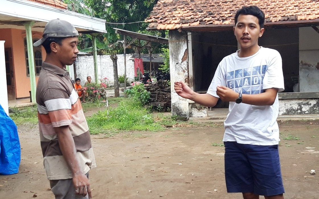 Dandira Afa (kanan) putra korban menunjukkan lokasi ibunya, Siti Muhaidah dibegal motornya. (Foto: Ikhsan Mahmudi/Ngopibareng.id)