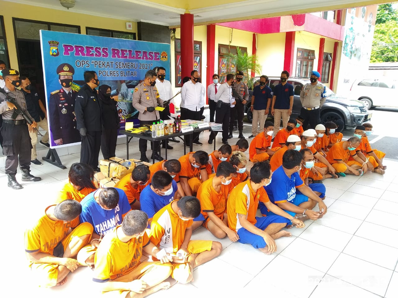 Kapolres Blitar AKBP Leonard M Sinambela, saat merilis kasus tersebut di Media Center Mapolres Blitar. (Foto: Choirul Anam/Ngopibareng.id)