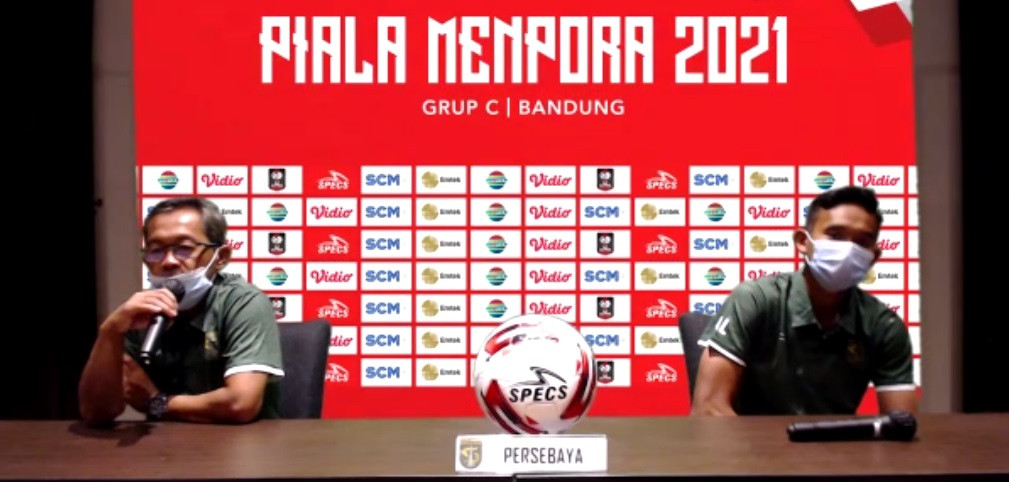 Pelatih Persebaya, Aji Santoso (kiri) ketika memberikan keterangan dalam pre match conference, Selasa 6 Januari 2021. (Foto: tangkapan layar)