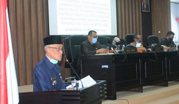 Bupati Bondowoso KH Salwa Arifin menyampaikan LKPJ APBD Bondowoso 2020 dalam rapat paripurna di gedung DPRD setempat. (Foto: Guido Saphan/Ngopibareng.id)).