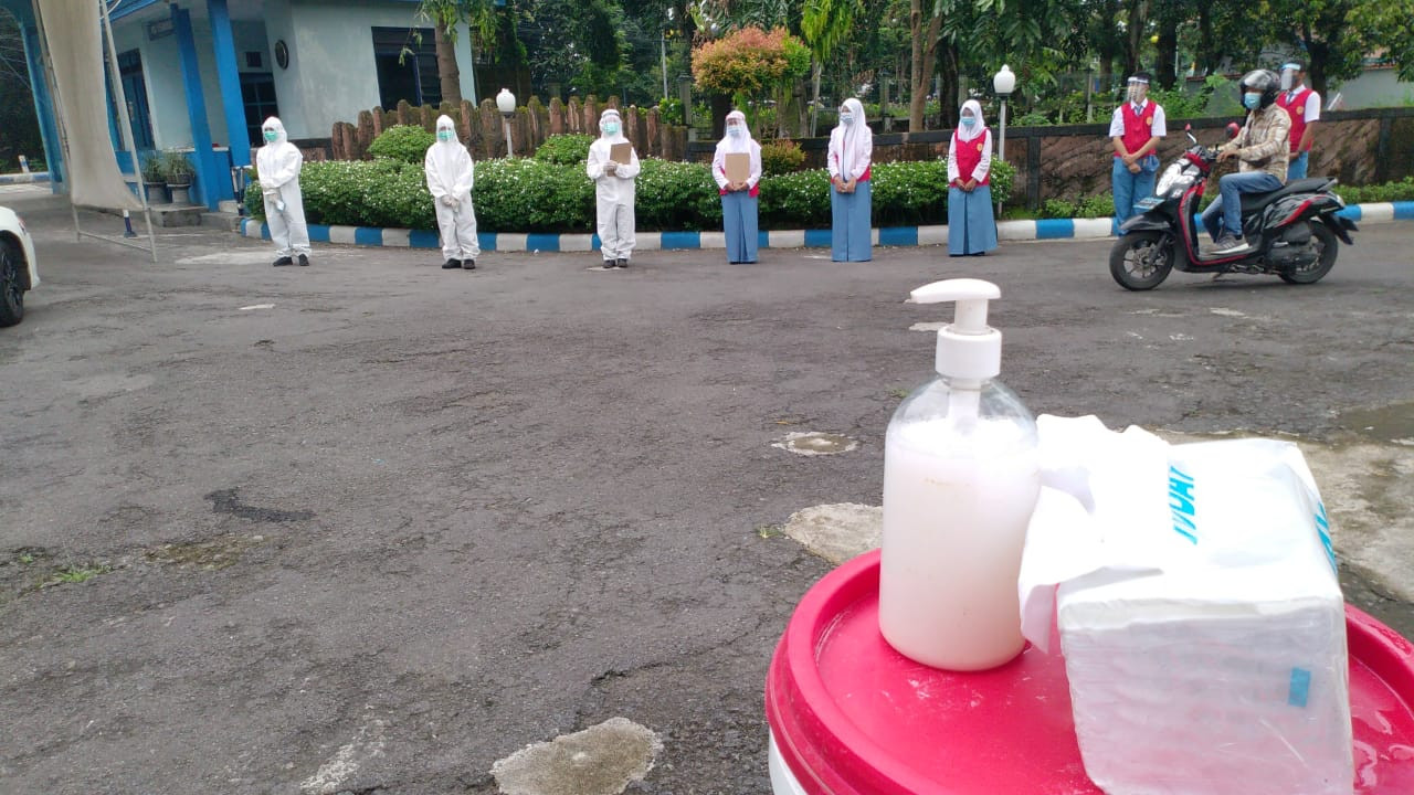 Petugas pemeriksa kesehatan siswa di SMAN 3 Jombang. (Foto: Mardiansyah Triraharjo/Ngopibareng.id)