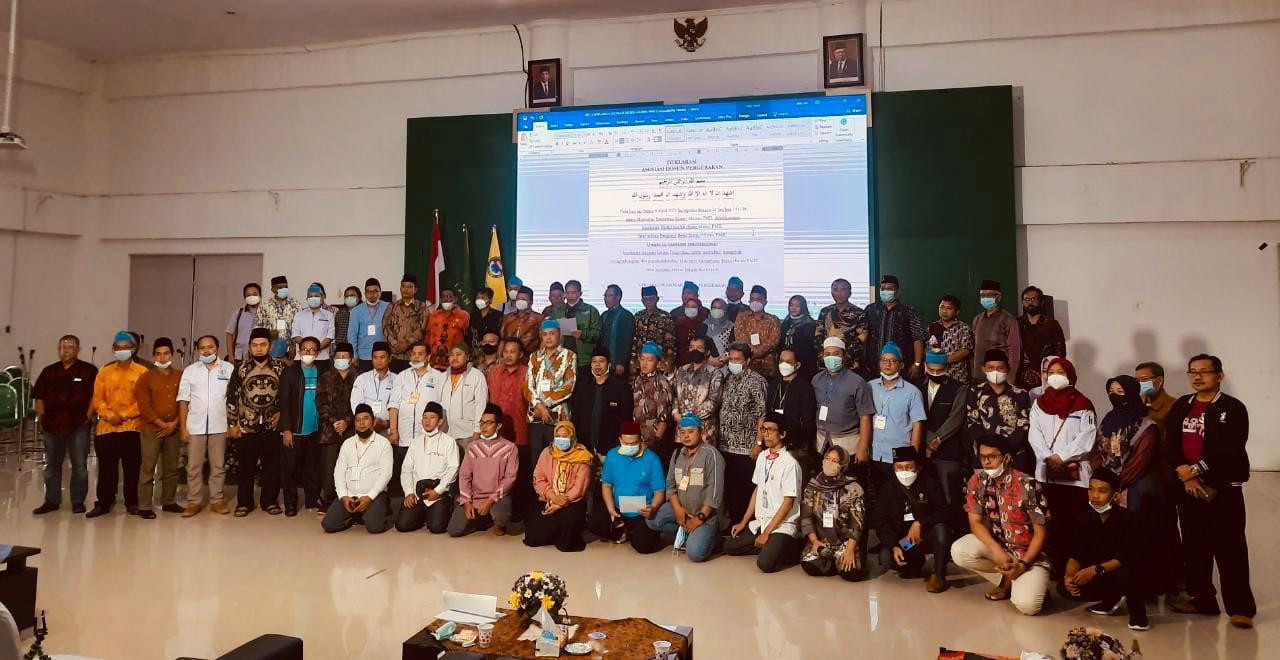 Para akademisi mendeklarasikan Asosiasi Dosen Pergerakan dalam Muktamar Pemikiran Dosen Alumni PMII yang berlangsung pada 5-7 April 2021 di UIN SATU Tulungagung. (Foto: Istimewa)