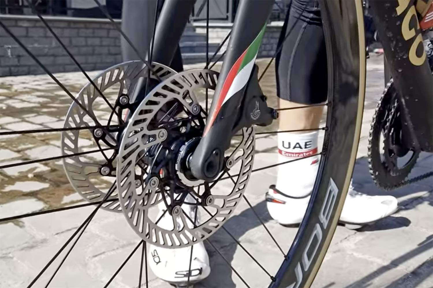 Colnago V3RS DV menggunakan dobel cakram dari Campagnolo di depan. (Foto: Istimewa)