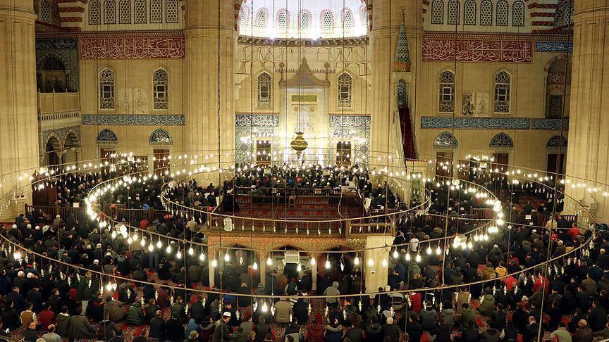 Perayaan Maulidurrasul dengan pembacaan Shalawat Nabi di dalam masjid Turki. (Foto: travellers)