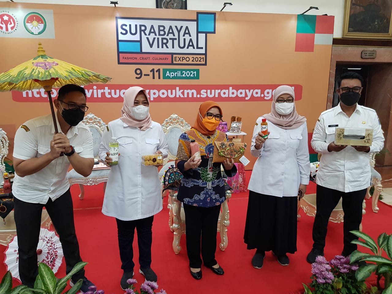 Ketua Dekranasda Surabaya, Rini Indriyani (tengah) bersama beberapa pejabat Pemkot Surabaya menunjukkan produk UMKM, yang akan diikutkan dalam Surabaya Virtual Fashion, Craft, and Culinary Expo 2021 di Balai Kota, Surabaya, Rabu 7 April 2021. (Foto: Fariz Yarbo/Ngopibareng.id)