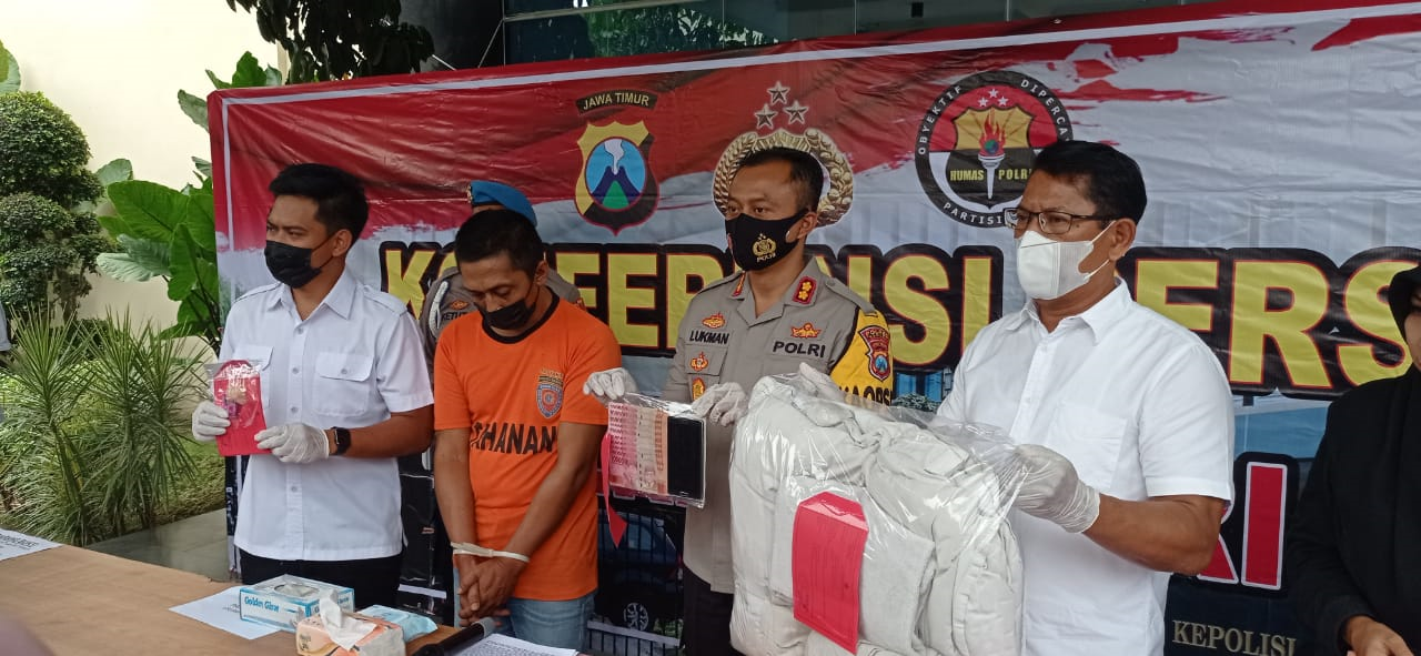 Kapolres Kediri AKBP Lukman Cahyono saat ungkap kasus prostitusi online suami menjual istrinya sendiri. (Foto: Fendhy Plesmana/Ngopibareng.id)