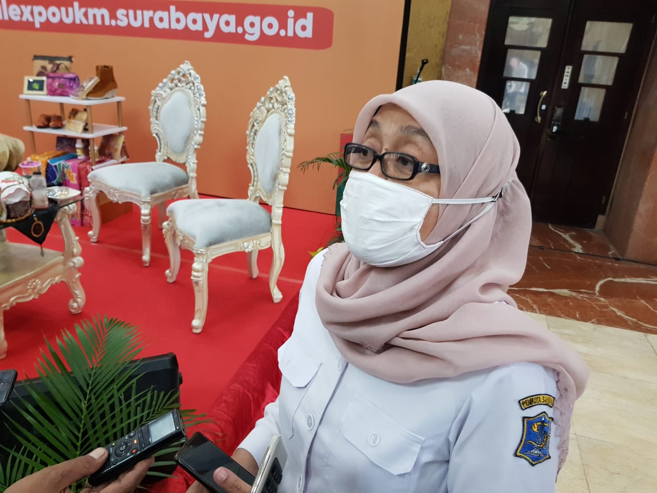 Kepala Dinas Perdagangan Kota Surabaya, Wiwiek Widayati saat memberikan keterangan di Balai Kota, Surabaya, Rabu 7 April 2021. (Foto: Fariz Yarbo/Ngopibareng.id)