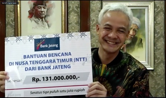 Gubernur Jawa Tengah Ganjar Pranowo memberikan bantuan bencana di Nusa Tenggara Timur (NTT). (Foto: Istimewa)