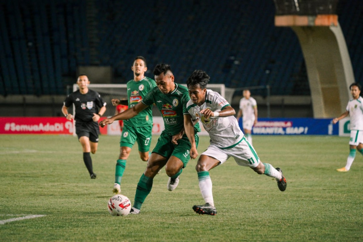 Pemain Persebaya, Supriadi berebut dengan pemain PS Sleman dalam pertandingan Grup C Piala Menpora 2021 di Stadion Si Jalak Harupat, Kabupaten Bandung, Rabu 7 April 2021. (Foto: Persebaya)