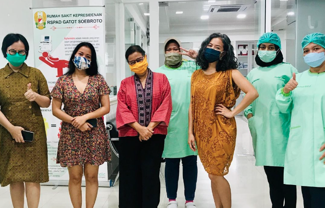 Para perempuan penyintas Covid-19 pertaama di Indonesia saat donor plasma. Foto Disway.