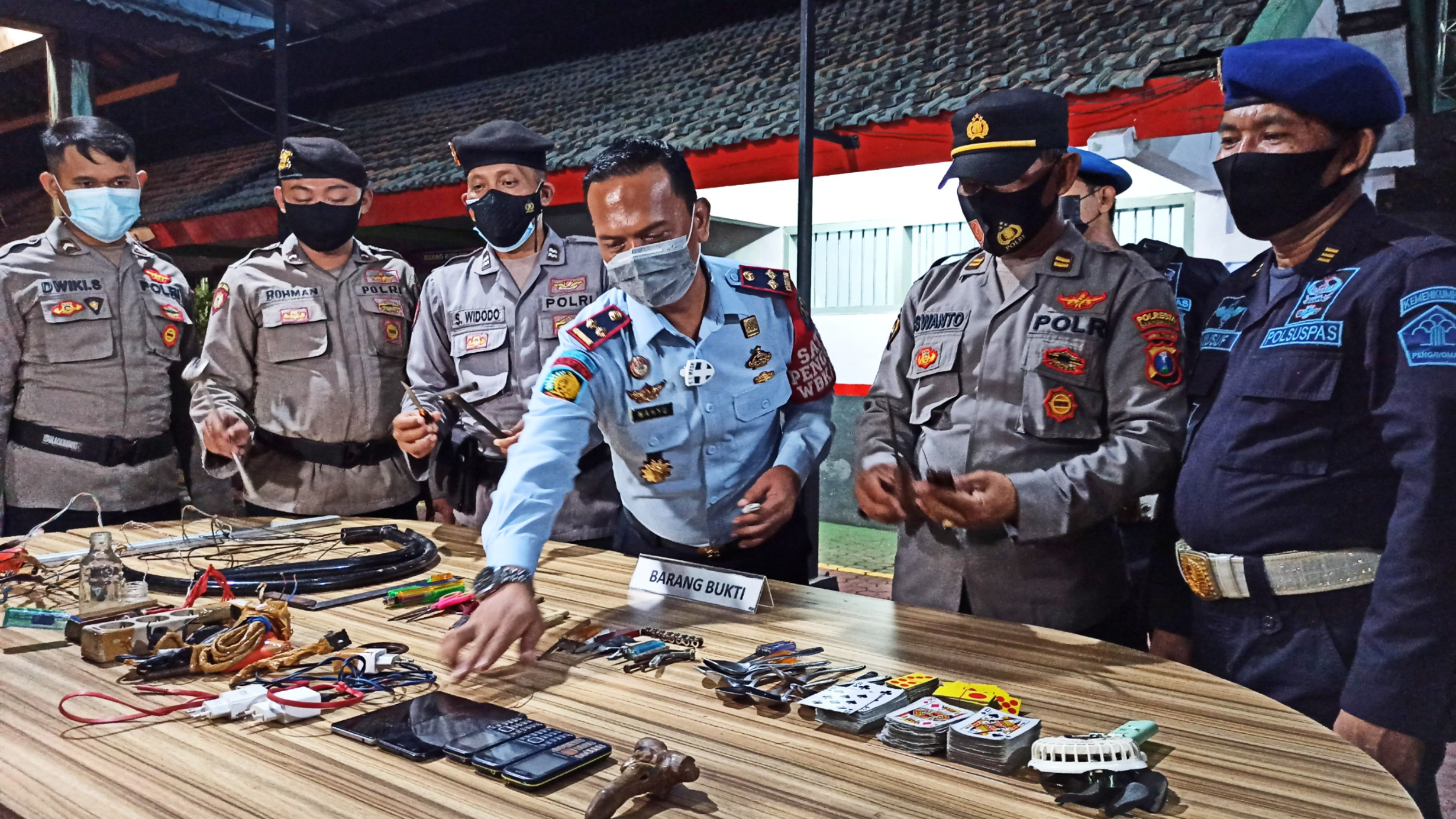 Kepala Lapas Banyuwangi Wahyu Indarto menunjukkan barang-barang hasil razia di ruang tahanan, pada Selasa 6 April 2021 malam. (Foto: Muh Hujaini/Ngopibareng.id)