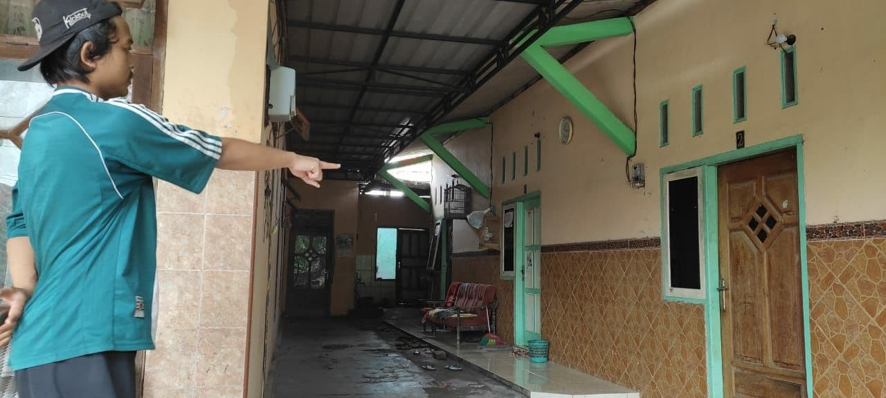 Isat menunjukkan kamar kos yang dihuni R, korban prostitusi online di Kediri yang dijual suaminya sendiri di Facebook. (Foto: Fendhy Plesmana/Ngopibareng.id)