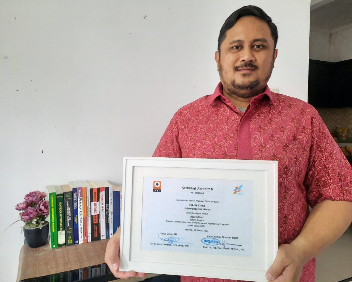 Ketua Prodi Teknik Kimia Ubaya, Putu Doddy Sutrisna, S.T., M.Sc., saat menunjukkan sertifikat akreditasi internasional IABEE (Indonesian Accreditation Board For Engineering Education) Ph.D, Rabu, 7 April 2021. (Foto: Istimewa)