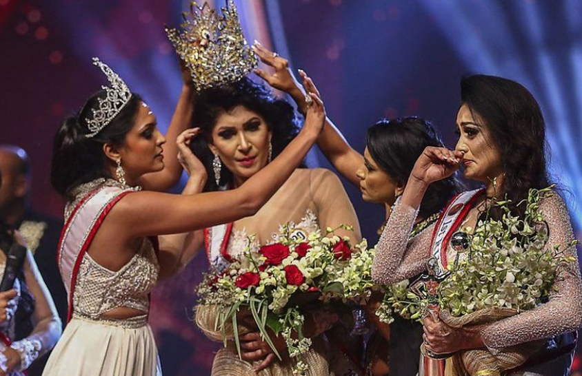 Momen ketika mahkota Mrs World Sri Lanka 2020 di kepala Pushpika De Silva dicopot paksa. (Foto: Tangkapan layar via BBC)