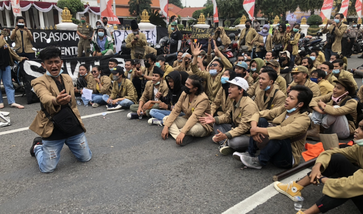 Mahasiswa STKW ketika menggelar deminstrasi di Gedung Negara Grahadi, Kamis, 8 April 2021. Mahasiswa melakukan aksi teatrikal dan juga orasi. (Foto: Andhi Dwi/Ngopibareng.id)