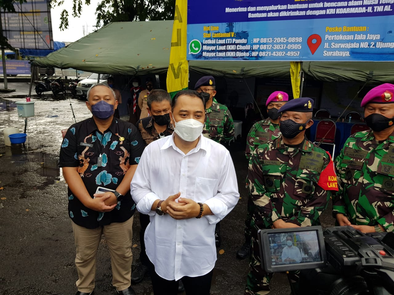 Walikota Surabaya, Eri Cahyadi (dua dari kiri) didampingi oleh Danlantamal V Laksamana Pertama TNI Mohammad Zaenal (dua dari kanan) usai meninjau posko bantuan bagi korban bencana di NTT. (Foto: Fariz Yarbo/Ngopibareng.id)