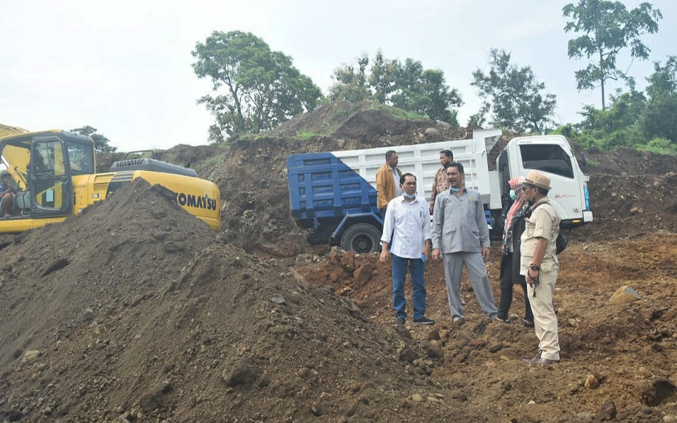 Komisi IV DPRD Banyuwangi melakukan sidak salah satu tambang galian C. Ditemukan sejumlah tambang galian C di wilayah Dapil merupakan lahan produktif (Foto: Istimewa)