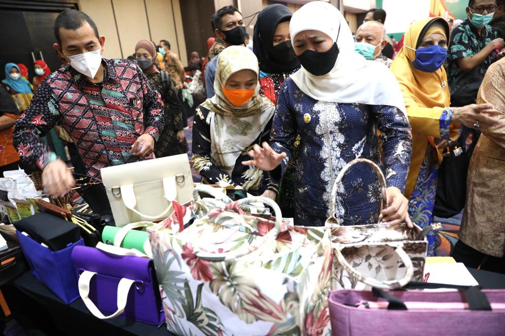 Gubernur Jawa Timur Khofifah Indar Parawansa ketika berkunjung ke Maluku Utara. (Foto: Humas Pemprov Jatim)