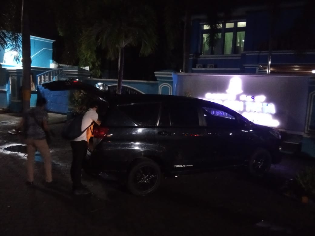 Keluar dari Kantor PDAM Giri Tirta Gresik, penyidik KPK saat memasukkan koper ke dalam mobil Innova. (Foto: Istimewa)