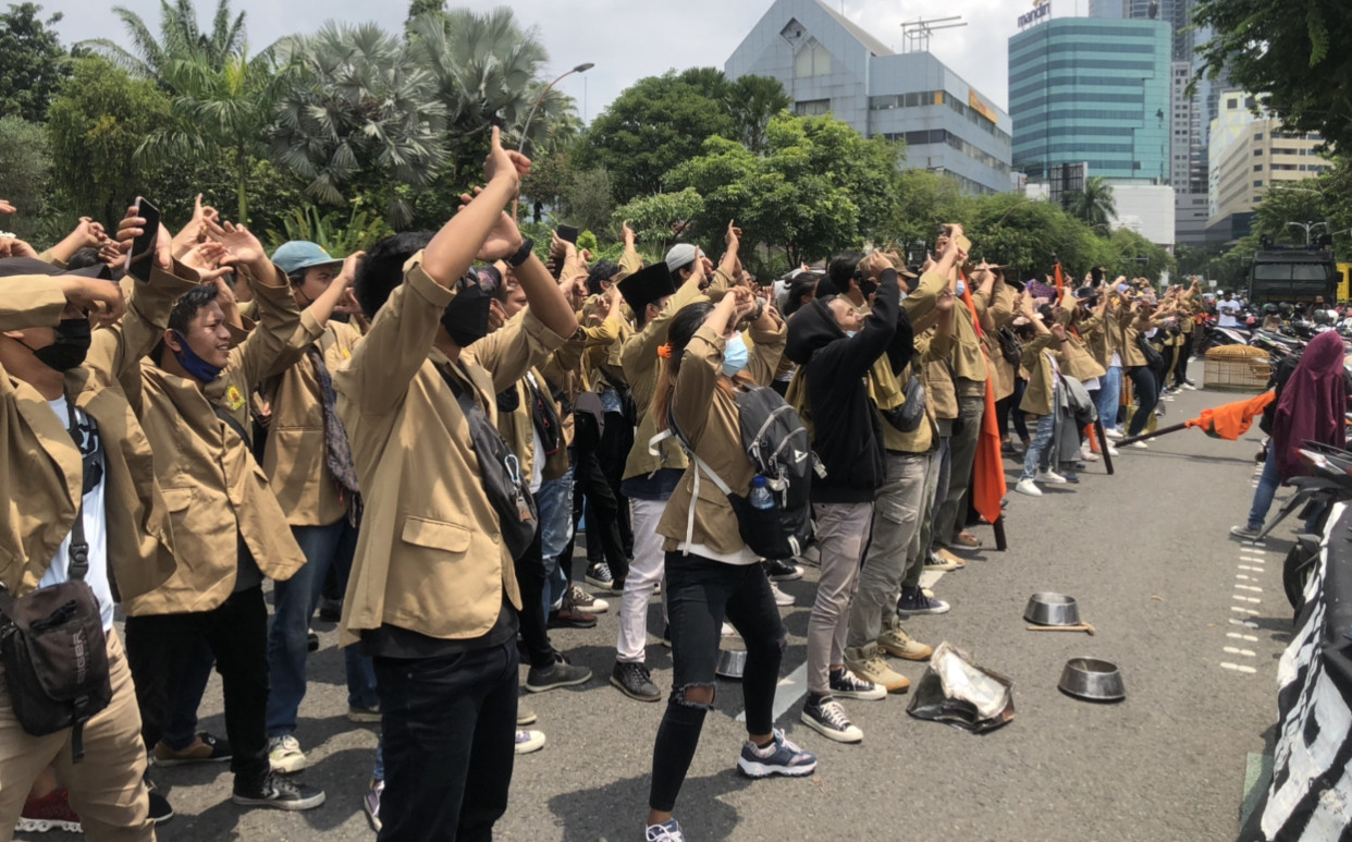 Mahasiswa STKW ketika melakukan demo di depan Gedung Negara Grahadi, Kamis, 8 April 2021 (Foto: Andhi Dwi/Ngopibareng.id)