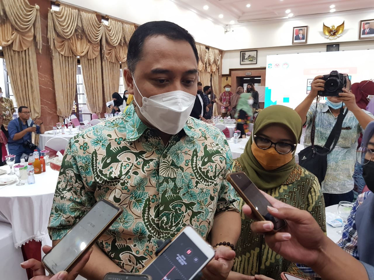 Walikota Surabaya, Eri Cahyadi saat memberikan keterangan pers usai pembukaan Surabaya Virtual Fashion, Craft, and Culinary Expo 2021 di Balai Kota, Surabaya, Jumat 9 April 2021. (Foto: Fariz Yarbo/Ngopibareng.id)