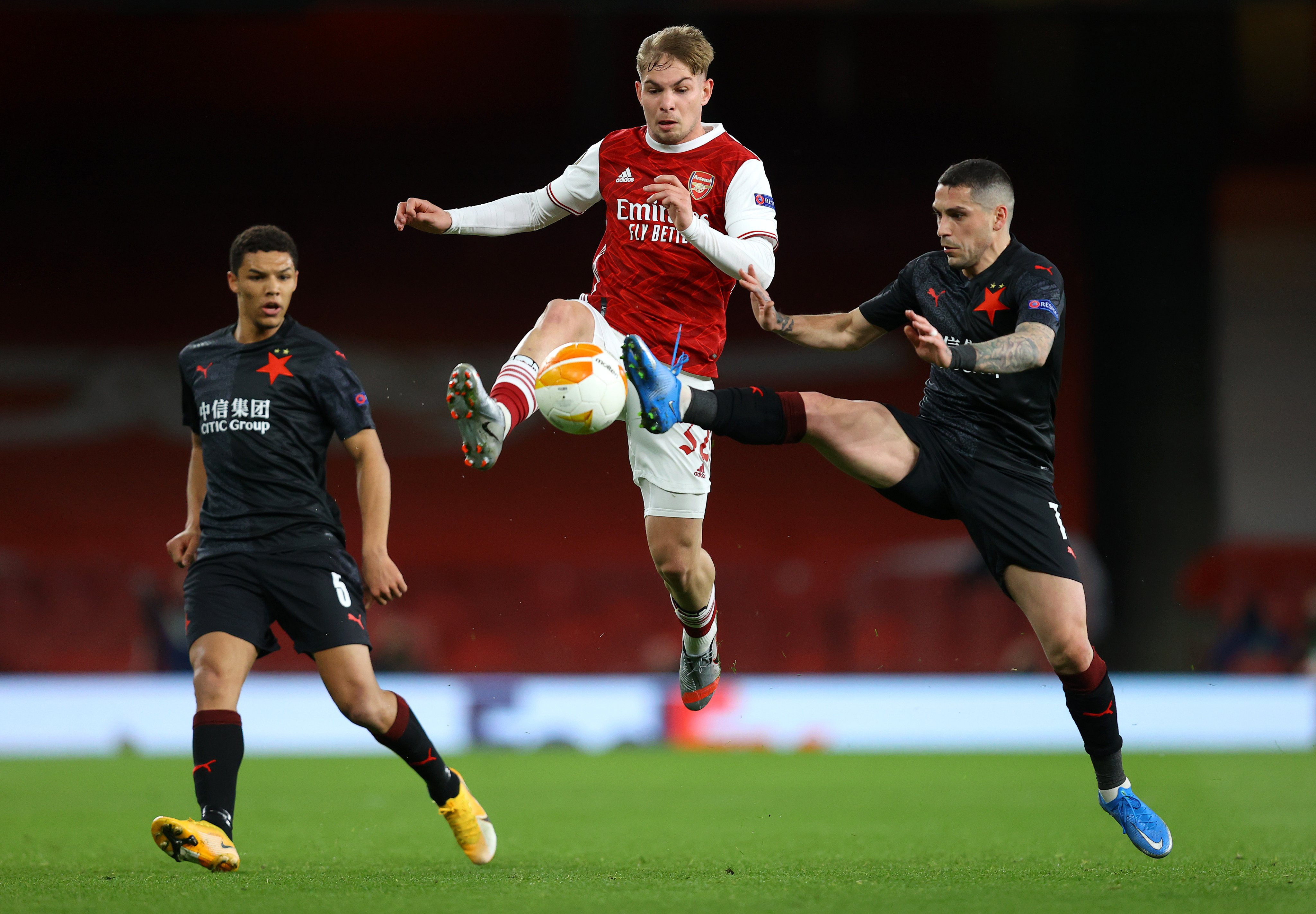 Pemain muda Arsenal, Smith Rowe saat berduel dengan pemain Slavia Praha. (Foto: Twitter/@Arsenal) 