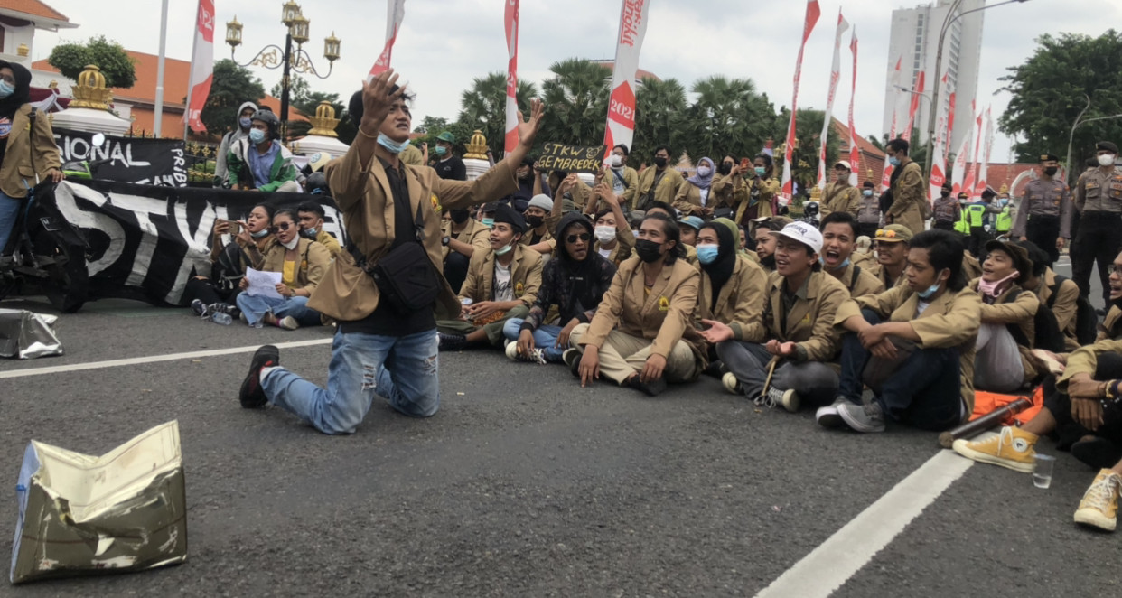 Mahasiswa STKW, ketika melakukan demo di depan Gedung Negara Grahadi, Kamis, 8 April 2021, kemarin (Foto: Andhi Dwi/Ngopibareng.id)