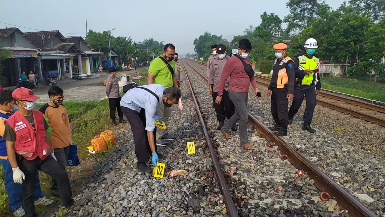 Petugas Kepolisian sedang mengolah tempat kejadian perkara, 9 April 2021. (Foto: Deni Lukmantara/Ngopibareng.id)