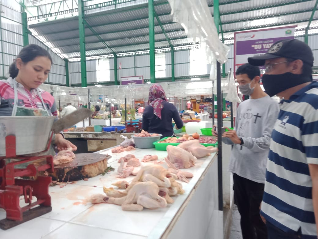 Salah satu pedagang daging ayam di Pasar Klojen, Kota Malang (Foto: Lalu Theo/ngopibareng.id)