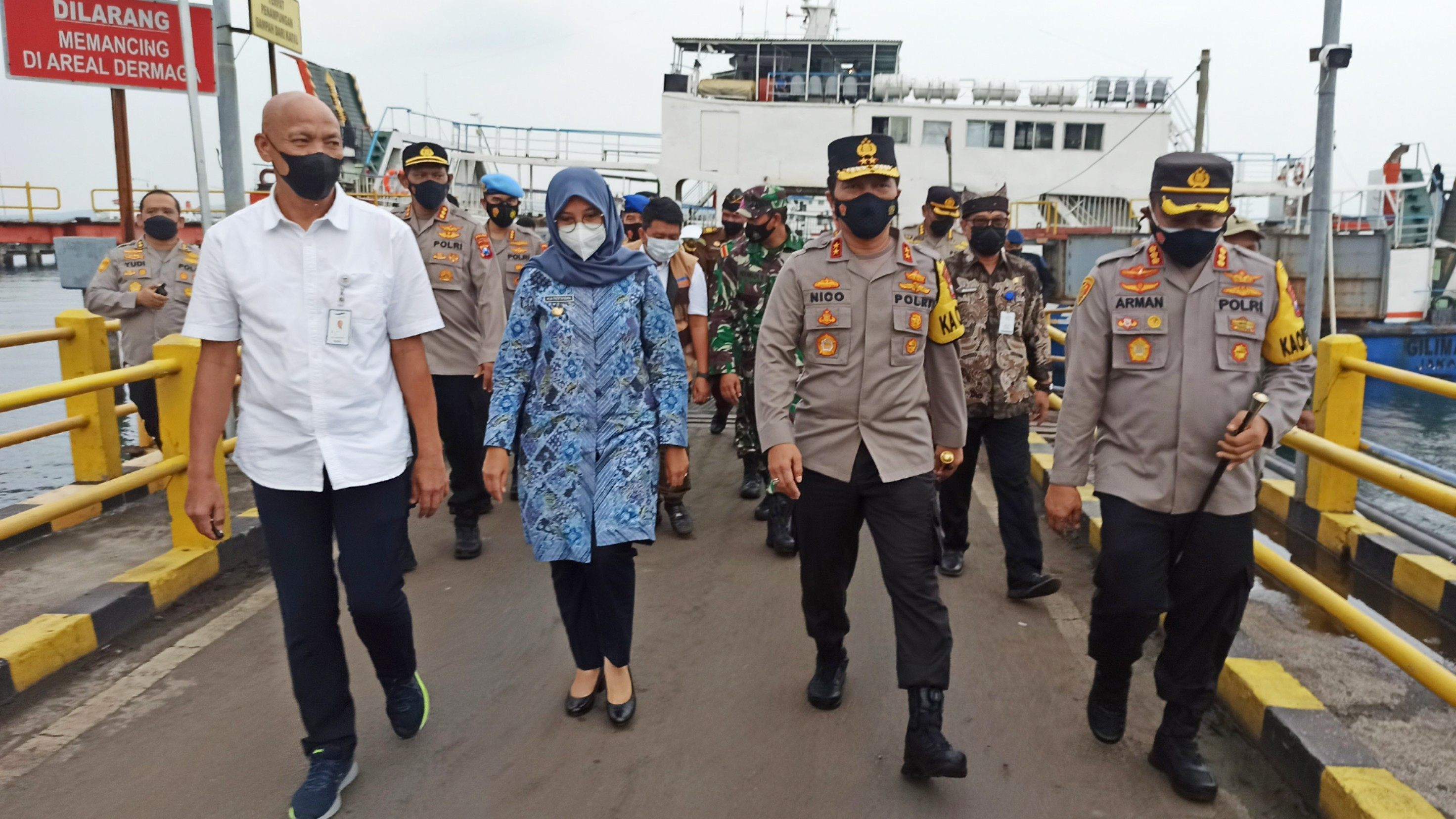 Kapolda Jawa Timur Irjen Pol Nico Afinta meninjau Pelabuhan Ketapang, yang merupakan salah satu titik penyekatan larangan mudik yang ada di Jawa Timur (Foto: Muh Hujaini/Ngopibareng.id)