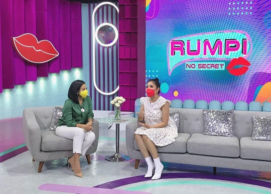 Salah satu tayangan program Rumpi No Secret yang dipandu Feni Rose. (Foto: Istimewa)