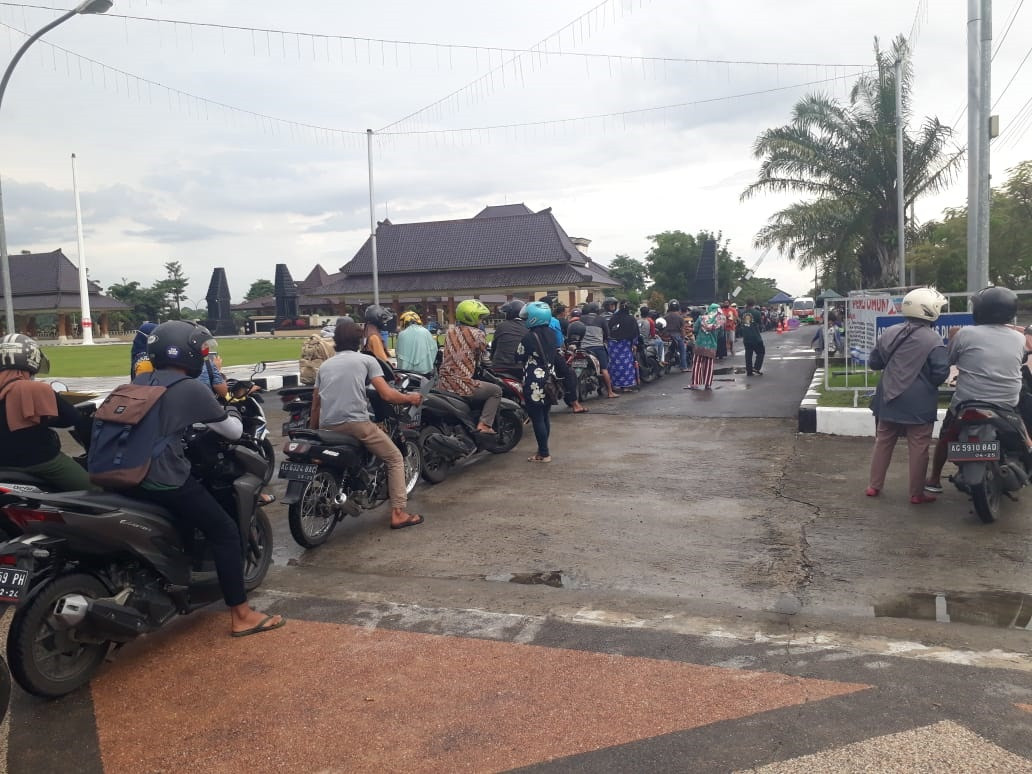 Antrean warga Blitar saat antre layanan kependuduk secara drive thru. (Foto: Choirul Anam/Ngopibareng.id)