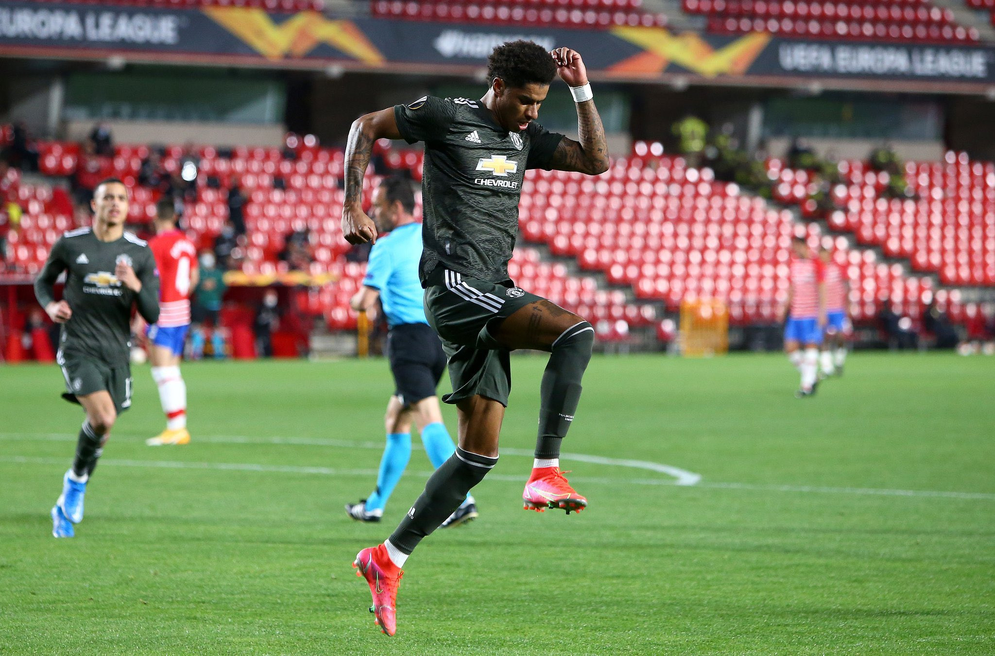 Marcus Rashford melakukan selebrasi usai membobol gawang Granada di menit ke-31 saat Manchester United bentrok lawan Granada. (Foto: Twitter/@ManUtd) 