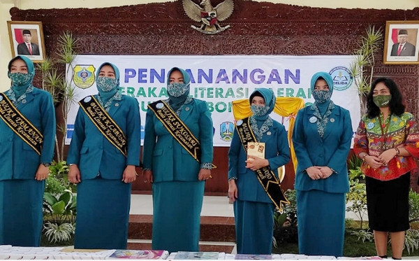 Pengurus Gerakan Literasi Daerah bersama Pimcab Bank Jatim Bondowoso, Theresia Wiwin Ermawati (kanan). (Foto: Guido Saphan/Ngopibareng.id).