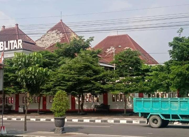 Atap gedung DPRD Kabupaten Blitar melorot akibat gempa yang terjadi di Malang. (Foto: Choirul Anam/Ngopibareng.id) 