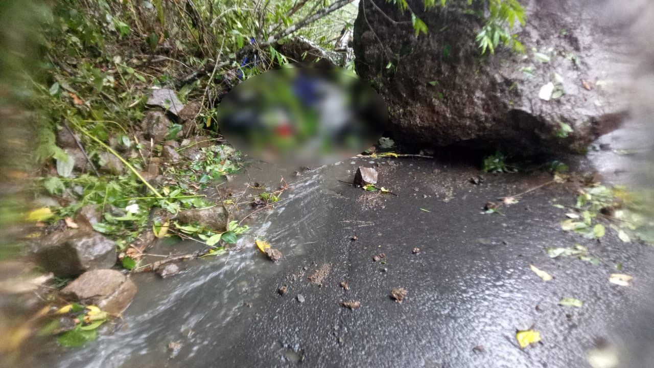 Salah satu korban gempa di Lumajang yang tewas tertimpa batu. (Foto: Istimewa)