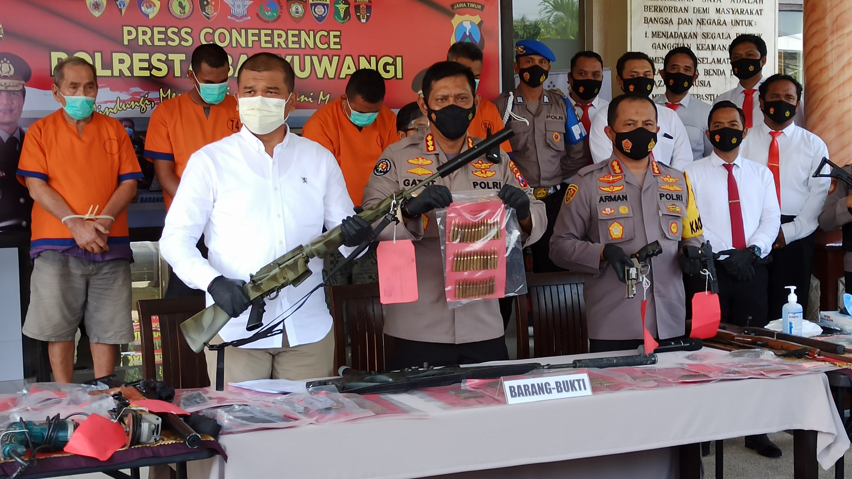 Kabid Humas Polda Jawa Timur Kombespol Gatot Repli Handoko (tengah) bersama Kapolresta Banyuwangi Kombespol Arman Asmara Syarifuddin (kanan) menunjukkan senjata api modifikasi produksi home industri ilegal di Banyuwangi (foto:Muh Hujaini/Ngopibareng.id)