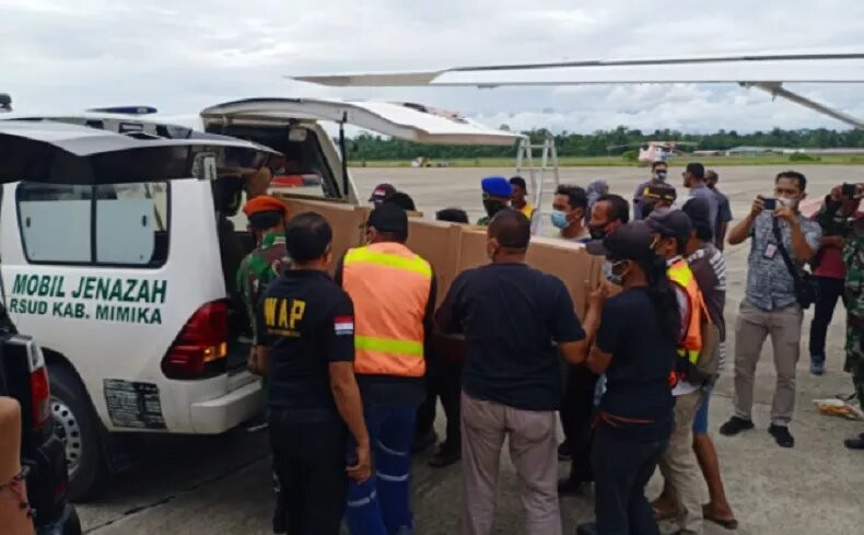 Evakuasi jenazah dua guru korban penembakan KKB di Distrik Beoga. (Foto: Istimewa) 