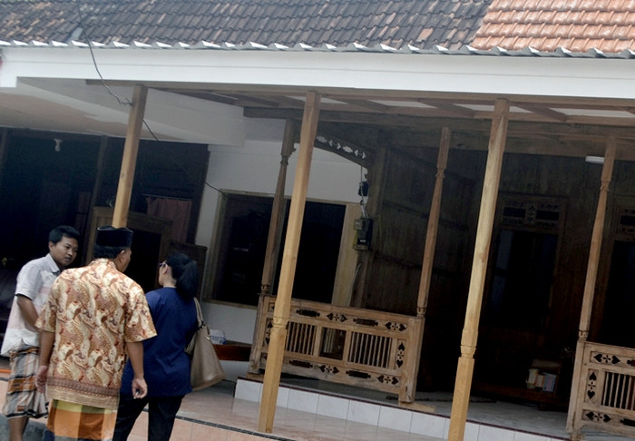 Warga keluar rumah merasakan getaran gempa yang menggoyang kursi, meja, dan seluruh isi rumah. (Foto: Guido Saphan/Ngopibareng.id)