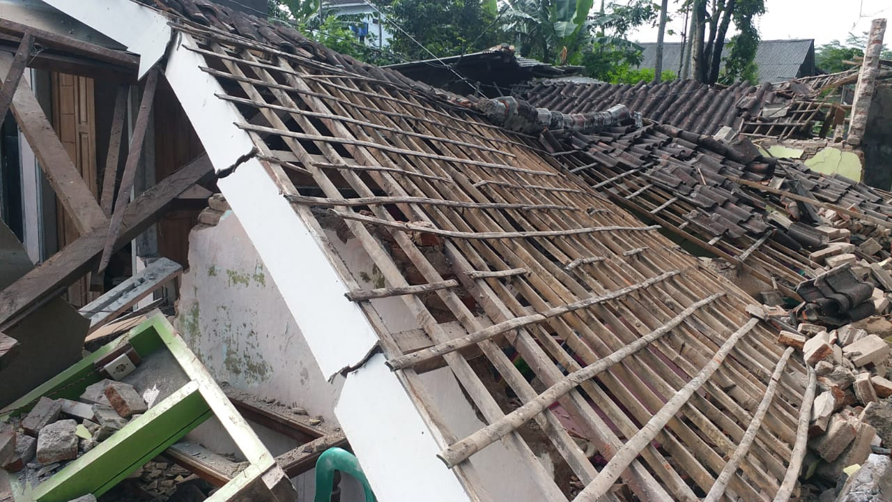 Salah satu rumah di Kecamatan Dampit, Kabupaten Malang yang mengalami rusak berat akibat gempa bumi (Foto: Istimewa)